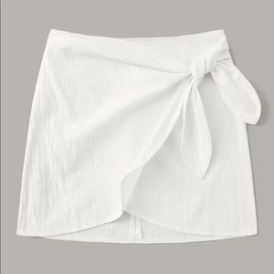 WHITE WRAP SKIRT SIZE L